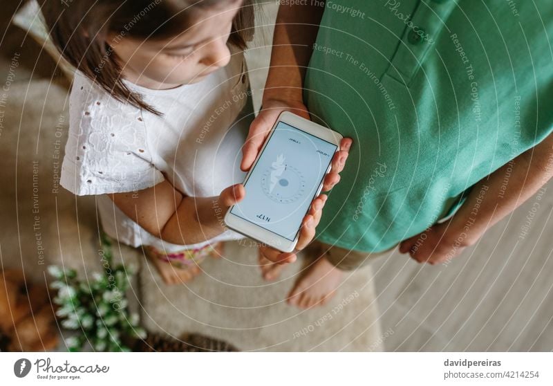 Junge und Mädchen spielen mit dem Kompass auf dem Handy Mobile Draufsicht Blick Smartphone App heimwärts Familie Antenne Kinder Menschen Bruder Schwester zwei