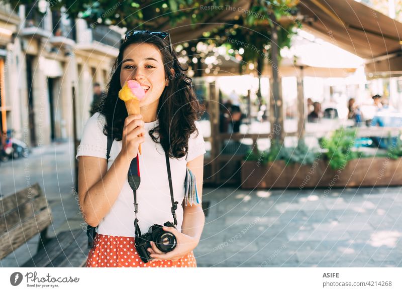 Glückliche junge schöne Tourist Frau genießt ein großes Eis Speiseeis Essen Baggerlöffel Zapfen reisen Urlaub Erfrischung Feiertag Snack Lebensmittel Großstadt