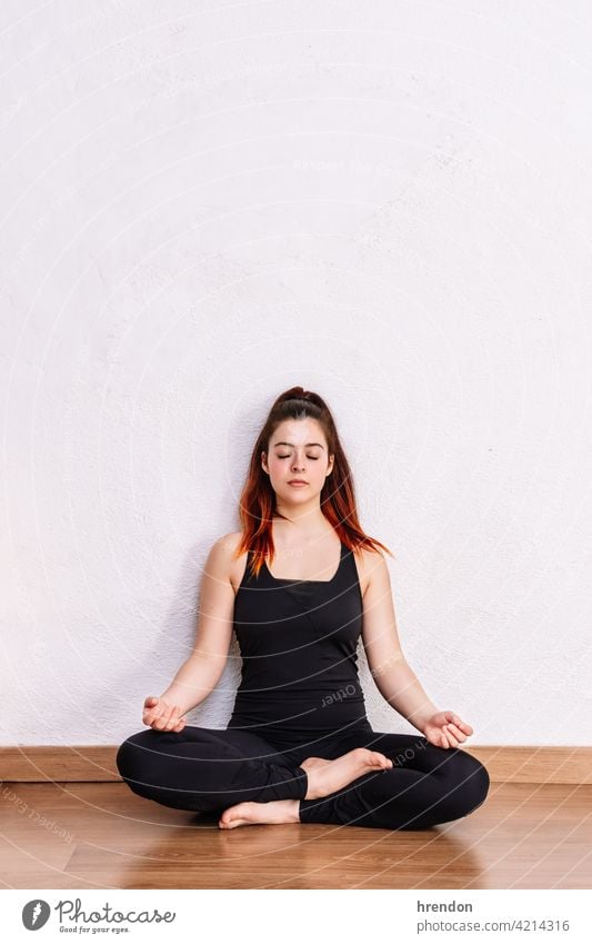 Frau praktiziert Yoga und meditiert im Lotussitz meditierend Meditation Übung Erholung Fitness Pose üben Geist passen sich[Akk] entspannen Frieden Wellness