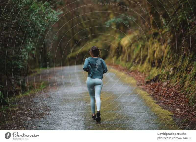 Frau läuft entlang der Straße im Wald laufen Sportlerin Training Läufer Herz sich[Akk] bewegen aktiv Energie Wälder Sportbekleidung Athlet Aktivität Gesundheit