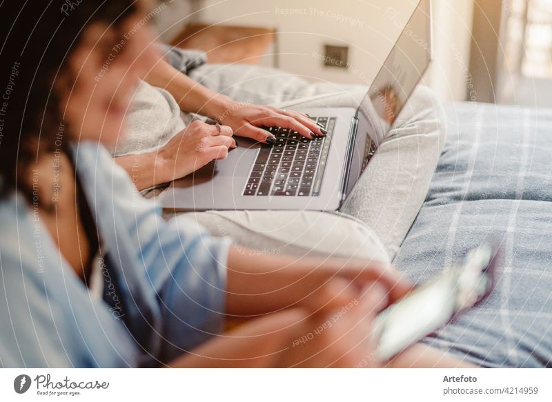 Nahaufnahme der weiblichen Hände tippen auf Laptop-Tastatur zu Hause in der Nähe seiner unerkennbaren Freundin. Business, Arbeit von zu Hause, Studium Online-Konzept.