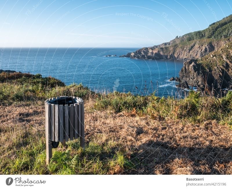 Der beste Abfalleimer der Welt. Sonnenuntergang an der Atlantikküste bei Cedeira, Rías Altas, Galicien, Spanien. Papierkorb wegwerfen Müll Müllentsorgung
