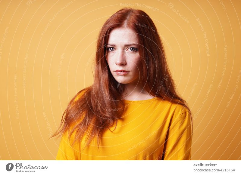 traurige junge Frau, die besorgt und deprimiert aussieht unglücklich betroffen Sorge Person Nervös Anspannung Depression Menschen Mädchen Porträt Kaukasier