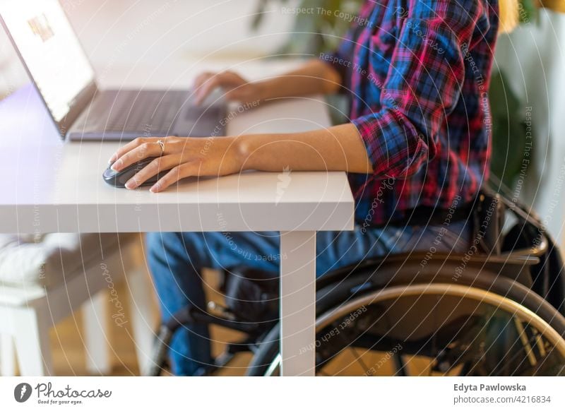 Junge Im Rollstuhl, Der Hausarbeit Tut Und Tabletten-PC Verwendet Stockfoto  - Bild von schularbeit, glücklich: 55300586