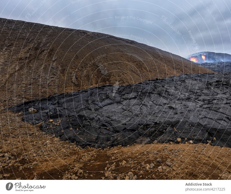Nahaufnahme von erstarrtem Magma des Vulkans Fagradalsfjall in Island fagradalsfjall verfestigt Lava Rauch Berge u. Gebirge rot heiß Natur vulkanisch Eruption