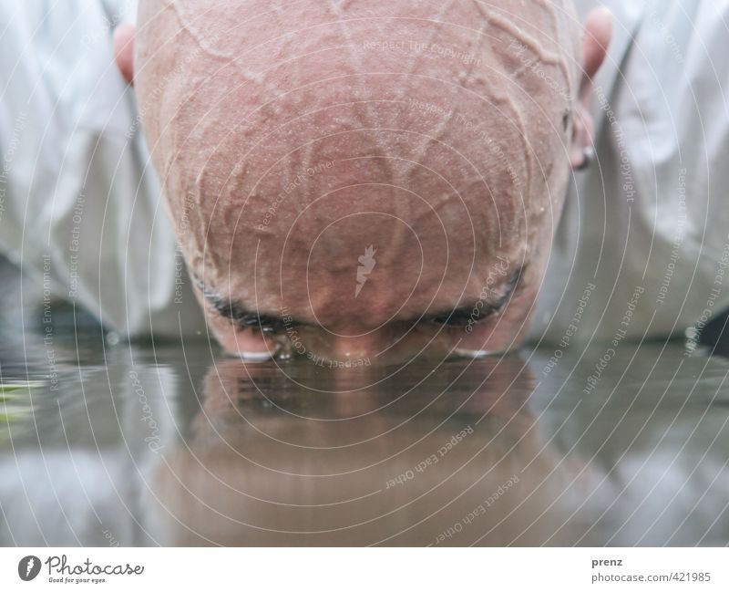 Reanimation2 - LA CHAMANSIX Mensch maskulin Mann Erwachsene Haut Kopf 1 45-60 Jahre Umwelt Wasser tauchen blau grau Reflexion & Spiegelung Gefäße Brunnen
