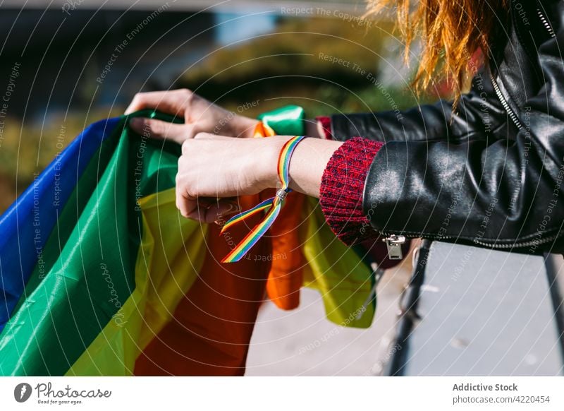 Crop-Frau mit LGBT-Flagge und Regenbogen-Armband lesbisch Fahne lgbt Homosexualität Großstadt lgbtq Symbol stolz Freiheit Stolz schwul urban rechts gleich