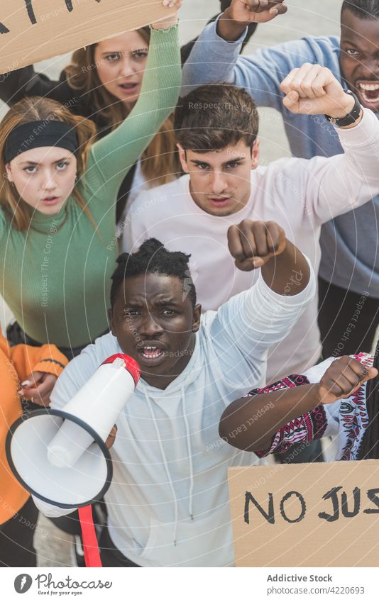 Gesellschaft verschiedener Menschen, die mit Plakaten auf der Straße protestieren Schwarze Leben Materie manifestieren Menge Schrei Zusammensein Rassismus