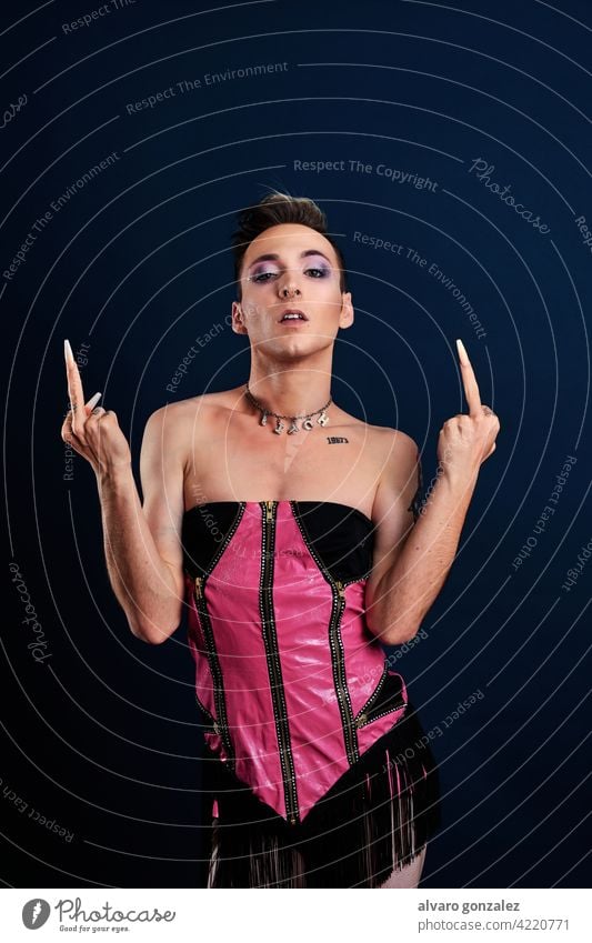 Wut Transgender junges Modell macht einen Flip aus mit Mittelfinger Porträt che Typ Schminke männlich Person Kaukasier vereinzelt weiß Make-up schwul trans