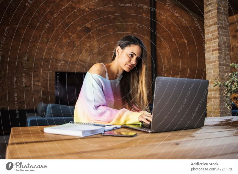 Freiberufliche Frau tippt auf ihrem Laptop Mitarbeiter schreibend Smartphone freiberuflich Haus benutzend Apparatur Gerät abgelegen Funktelefon Netbook
