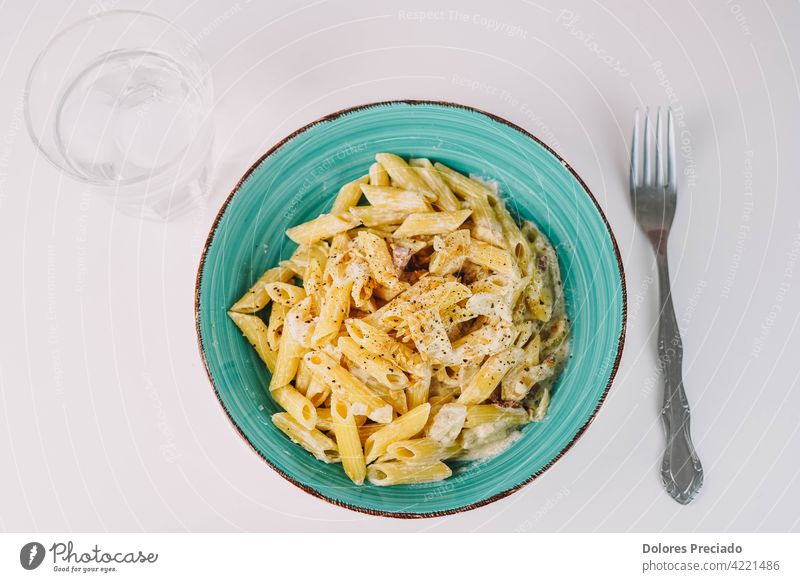 Teller mit Makkaroni mit Sahnesauce, Zwiebel und Leinsamen. Spaghetti appetitlich Bestandteil Italienische Küche Speiseteller schmackhaftes Essen Ernährung