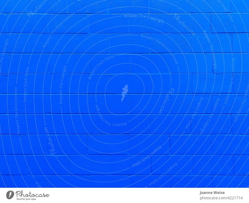 Blaue Betonwand. blau blaue Wand Menschenleer Fassade Farbfoto Bauwerk Farbe Architektur Gebäude Mauer Außenaufnahme Linie Muster Baustein Strukturen & Formen