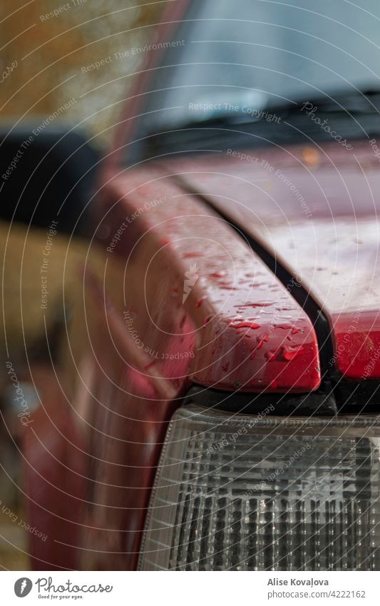 Regentropfen auf einem Auto PKW Volvo rot Stimmung Reflexion & Spiegelung nass Wassertropfen Detailaufnahme Farbfoto Wetter Frühlingswetter Tropfen Vorderseite