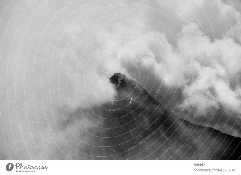 Gipfelstürmer Berge Berge u. Gebirge Alpen Landschaft Außenaufnahme Natur Menschenleer Himmel Wolken Unwetter Nebel Wetterwechsel Wolkenwand Gewitterwolken