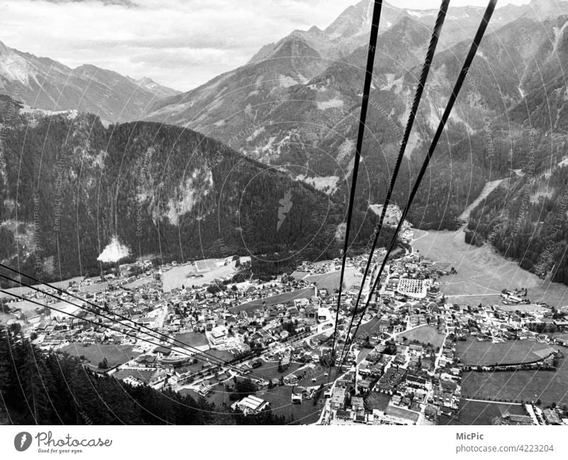 Hoch hinaus Seilbahn aussicht Blick ins Tal Tiefe Höhenangst Stahl ausblick Berge u. Gebirge Natur Drahtseil Panorama (Aussicht) Mayrhofen von oben nach unten