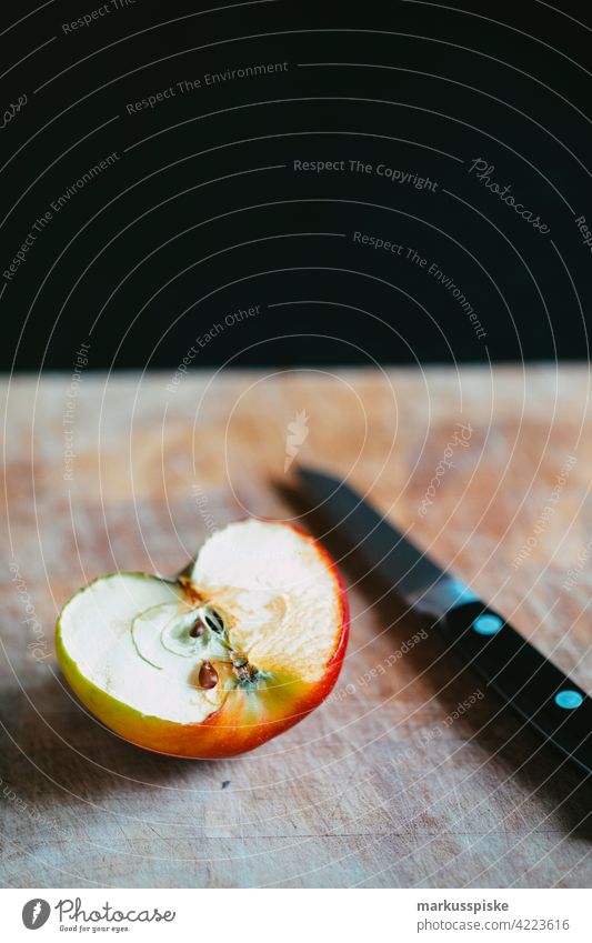 Apfel Hälfte mit Messer apfelhälfte aufschneiden teilen geteilt Essen Gesundheit Gesunde Ernährung Obst