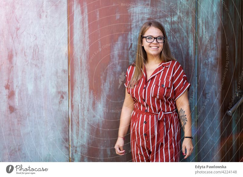 Porträt einer jungen Frau vor einer Grunge-Wand körperpositiv Übergewicht Übergrößenmodell urban Großstadt aktiv Menschen junger Erwachsener lässig attraktiv