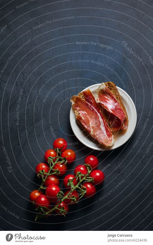 Gericht mit iberischem Schinken mit Werbetextfläche Textfreiraum Zuprosten Serrano geheilt Schweinefleisch Fleisch Prosciutto geröstet Mahlzeit Scheibe Spanisch