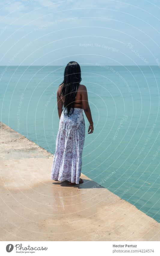 Junge Frau auf dem Rücken genießt den Strand. Sommerurlaub Konzept reisen Sonne Zeit Spaß blau MEER tropisch schwarz Mädchen Glück Schönheit Haut Model Feiertag