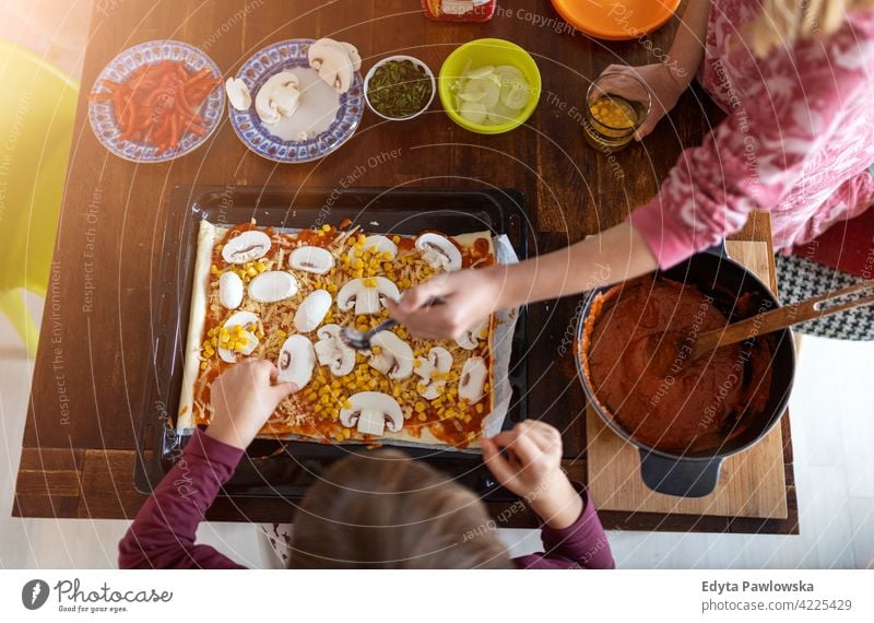 Kinder bereiten Pizza zu Hause vor Lernen heimwärts qualitätsvolle Zeit Zeit mit der Familie verbringen Zusammensein Kindheit Zubereitung Lebensmittel heiter