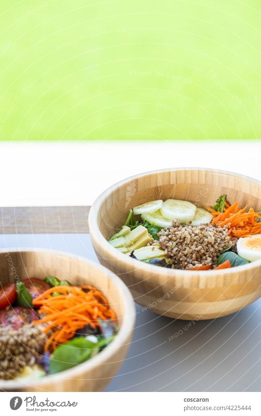 Brauner Reissalat mit Karotte, Ei, Gurke, Avocado, Tomate und Feldsalat Antioxidans asiatisch Hintergrund Schalen & Schüsseln braun Buddha-Schale Möhre
