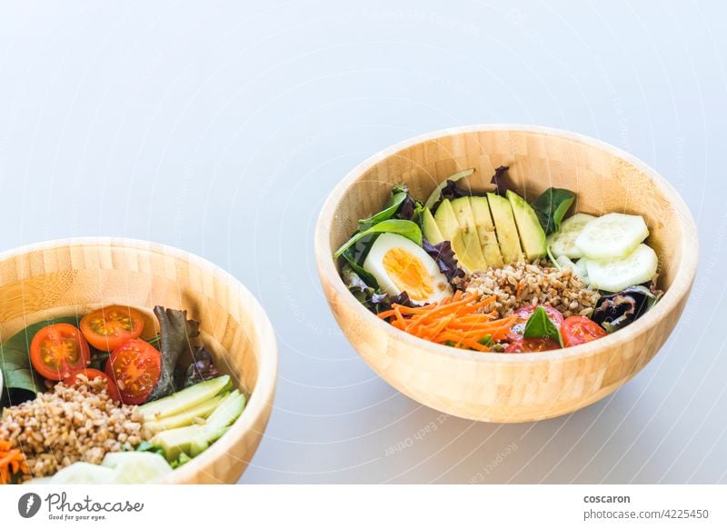 Brauner Reissalat mit Karotte, Ei, Gurke, Avocado, Tomate und Feldsalat Antioxidans asiatisch Hintergrund Schalen & Schüsseln braun Buddha-Schale Möhre