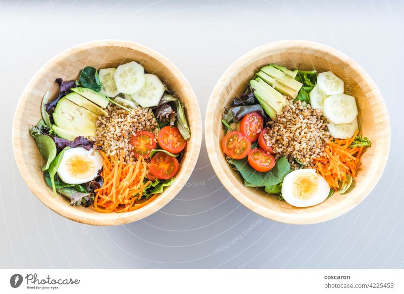 Brauner Reissalat mit Karotte, Ei, Gurke, Avocado, Tomate und Feldsalat oben Antioxidans asiatisch Hintergrund Schalen & Schüsseln braun Buddha-Schale Möhre