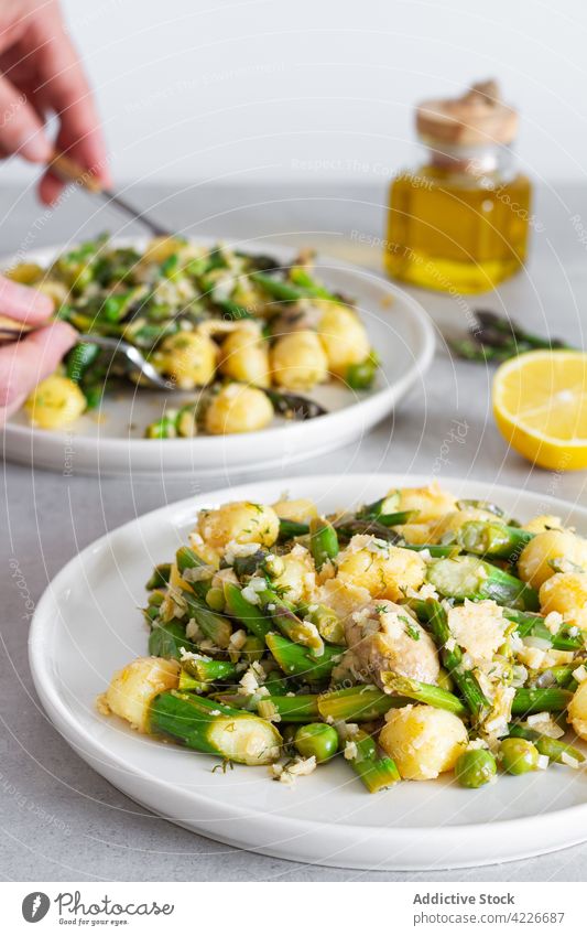 Leckerer Teller Gnocchi mit grünem Spargel Mahlzeit Italienisch Küche Speise Abendessen Lebensmittel frisch Gesundheit Spätzle Kartoffel Essen zubereiten