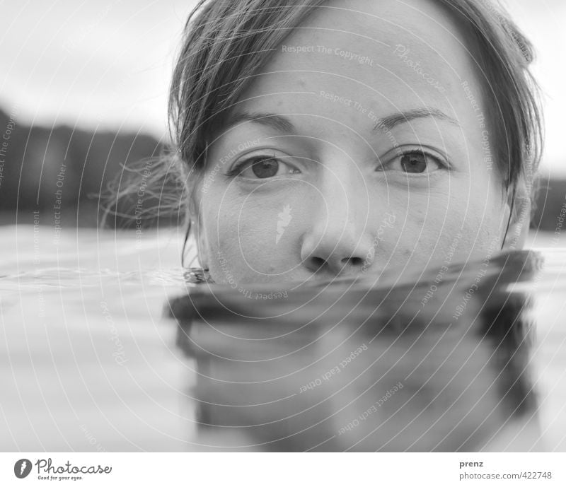 Stilles Wasser 1 Mensch feminin Junge Frau Jugendliche Erwachsene Kopf 18-30 Jahre Umwelt Natur See Schwimmen & Baden grau ruhig Schwarzweißfoto Außenaufnahme