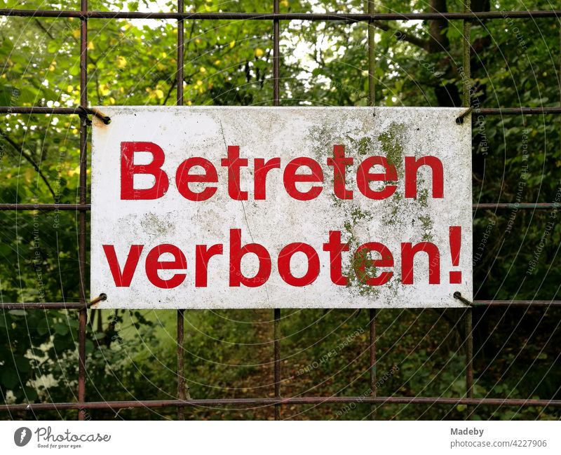 Betreten verboten Schild am rostigen Drahtgitter eines Hoftor in Oerlinghausen bei Bielefeld am Hermannsweg im Teutoburger Wald in Ostwestfalen-Lippe schild