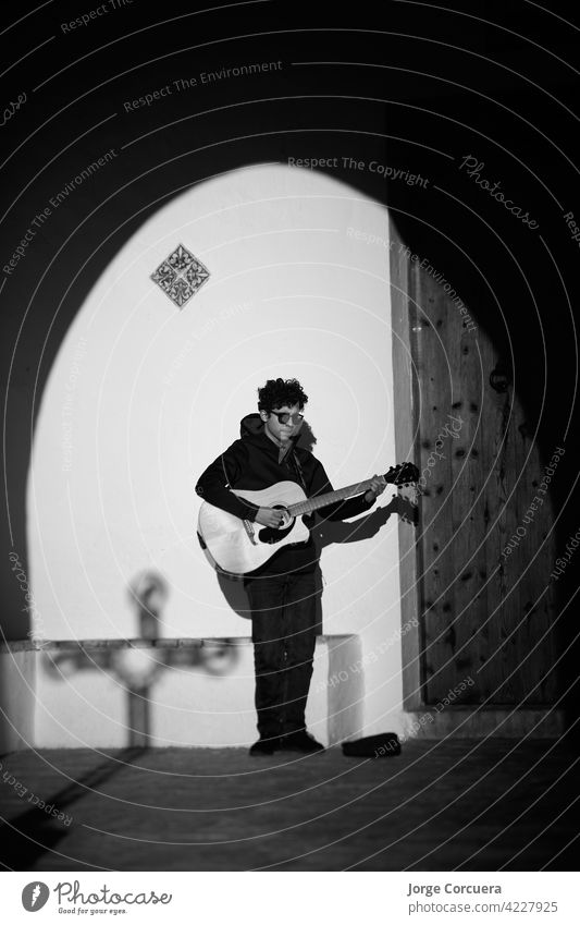 junge Sängerin mit einer Akustikgitarre vor der Tür einer Kirche. Künstlerin Gitarrenspieler Schulunterricht Kaukasier geistig Musik Instrument Musiker