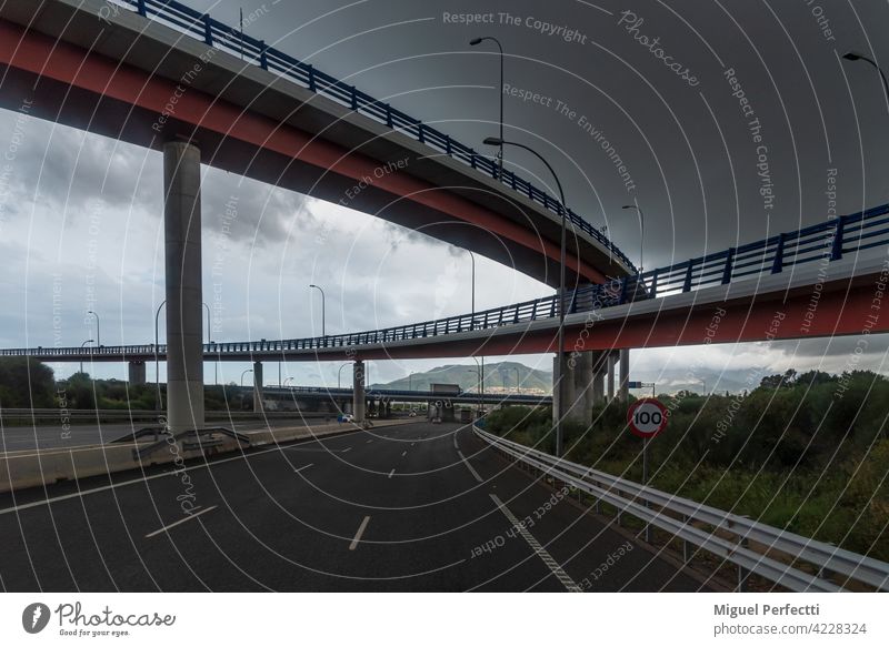 Mehrere Brücken, die eine Autobahn überqueren, bei bewölktem Himmel. Straße Architektur reisen Struktur Überfahrt Infrastruktur Verkehr Großstadt Abenddämmerung