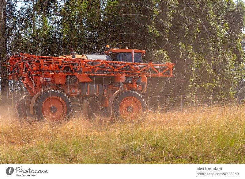 Landwirtschaftliche Spritze, die sich auf einem Feldweg bewegt landwirtschaftlich Ackerbau Agronomie Müsli Landschaft Ernte kultivieren kultiviert Schmutz