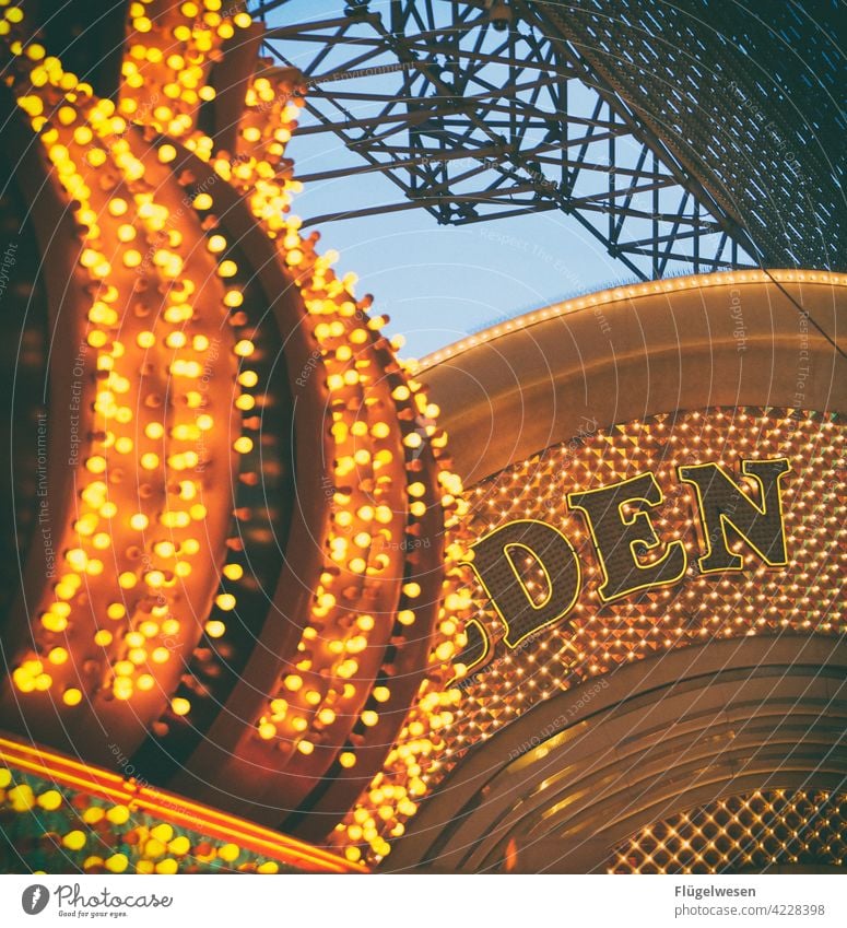 DEN oder DEM? Las Vegas leuchtende Farben Leuchtreklame Leuchtdiode Leuchtkraft Leuchtfeuer Leuchtstoffröhre Lampenschirm Lampengeschäft Glühbirne Amerika