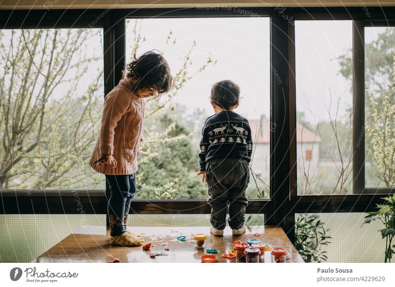 Bruder und Schwester spielen zu Hause Geschwister Zusammensein Zusammengehörigkeitsgefühl Familie & Verwandtschaft 1-3 Jahre Kaukasier Junge Mädchen Kind