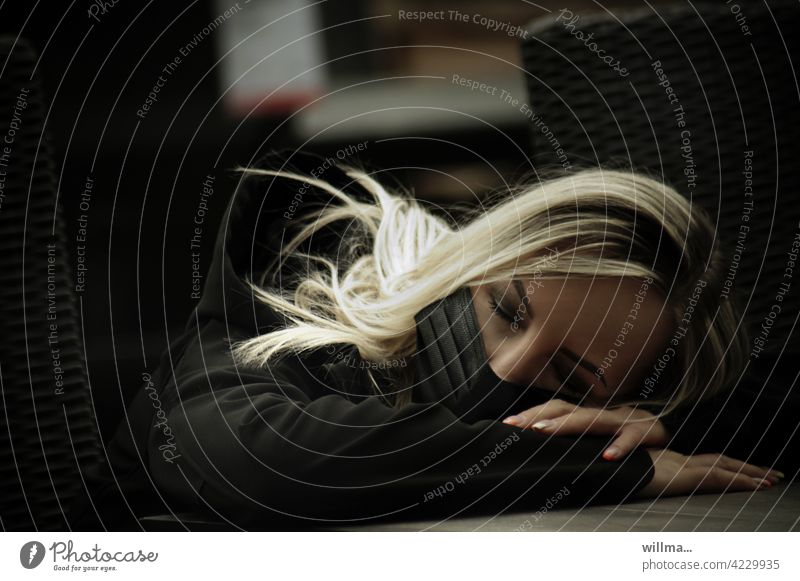 coronamüde junge Frau blond erschöpft schlafen Mundschutz Pandemie Covid Corona Coronavirus COVID Müdigkeit Schlaf Erschöpfung Burnout ausruhen Schutzmaske