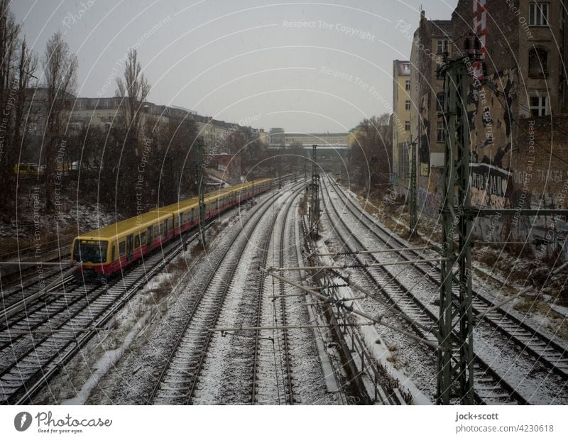 ein Wintertag an der Ringbahn schlechtes Wetter Schönhauser Allee Prenzlauer Berg Berlin diesig Schienennetz Schnee Schneefall Verkehrswege Verkehrsmittel