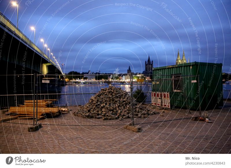 Baustelle Köln Kölner Dom Kirche Stadt Wege & Pfade Deutzer Brücke Architektur Bauwerk Rhein Bauzaun Container Straßenbeleuchtung Himmel Abend Sehenswürdigkeit