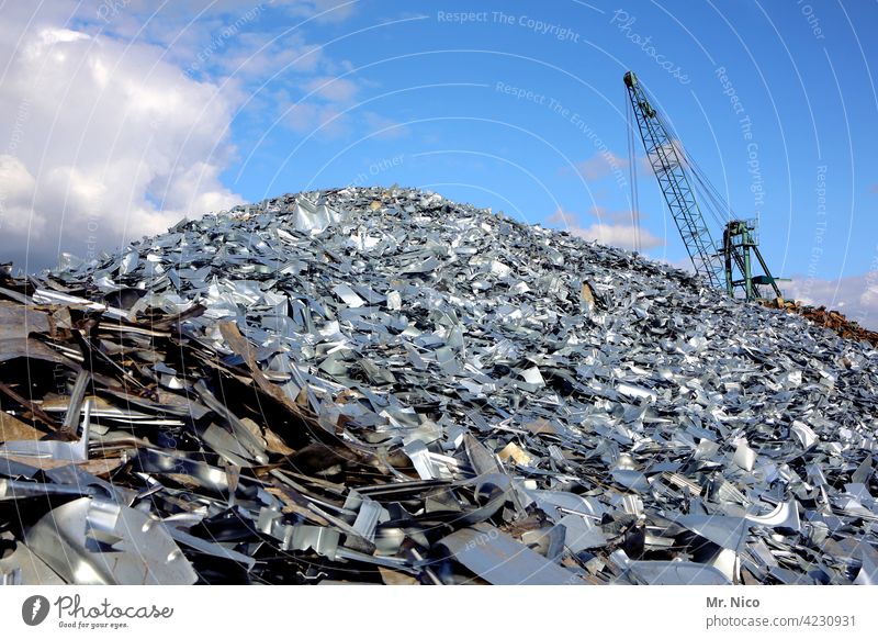 silberner Schrotthaufen Haufen Umweltverschmutzung Schrottplatz Metall Recycling Arbeitsplatz Handel trashig entsorgen Müllentsorgung Schrottberg