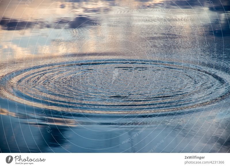 Kreise auf dem Wasser eines Sees und Himmel Reflexion Gott Religion abstrakt aqua Kunst Hintergrund blau Windstille kreisen Sauberkeit übersichtlich Cloud Farbe