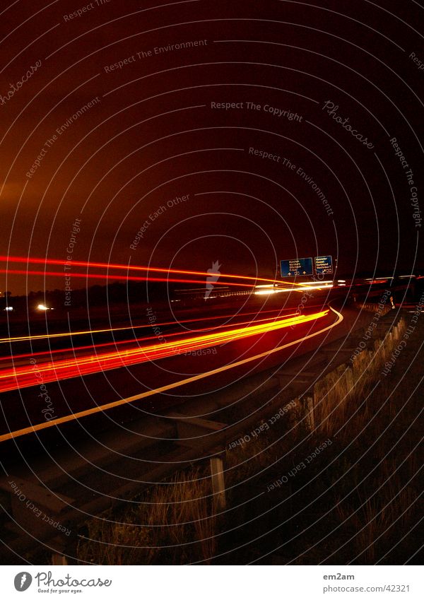 BRUMmmmm Autobahn Nacht Licht Geschwindigkeit gelb rot grün Langzeitbelichtung langsam Würstchen Verkehr verschlusszeit Rücken