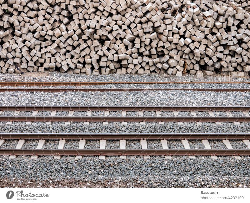 Bahngleise mit gestapelten Bahnschwellen aus Beton im Hintergrund Gleis Bahnschienen Schwellen Stapel Haufen Verkehr Eisenbahn Gleise Schienen Schienenverkehr