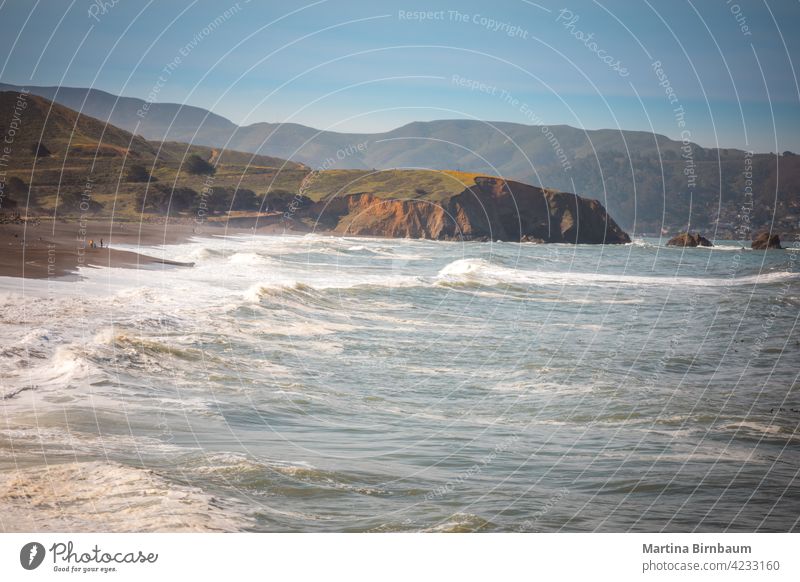 Strand und Küstenlinie von Pacifica in Kalifornien amerika Bucht Buchtgebiet schön blau wolkig Landkreis Ausflugsziel Nebel grau Landschaft Mori-Punkt Natur