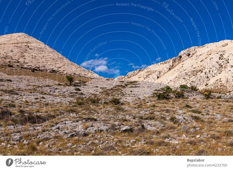 Blick auf kahle Hügel in Stara Baska Berge u. Gebirge Reise Sommerzeit Kroatien Feiertag Natur Straße Wasser Hintergrund Strand schön Landschaft MEER reisen