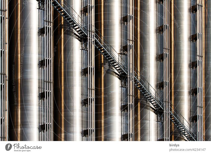 Treppe an einer Industrieanlage, Industriesilos aus Edelstahl, formatfüllend Silos Industriegebäude hoch Chemieindustrie Metall Industriefotografie Lagerung
