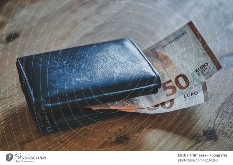 Portmonee mit Euroscheinen auf dem Tisch Geldbörse Geldscheine Eurozeichen Wert Billig Armut bezahlen kaufen sparen reich geizig Reichtum Zukunftsangst Handel