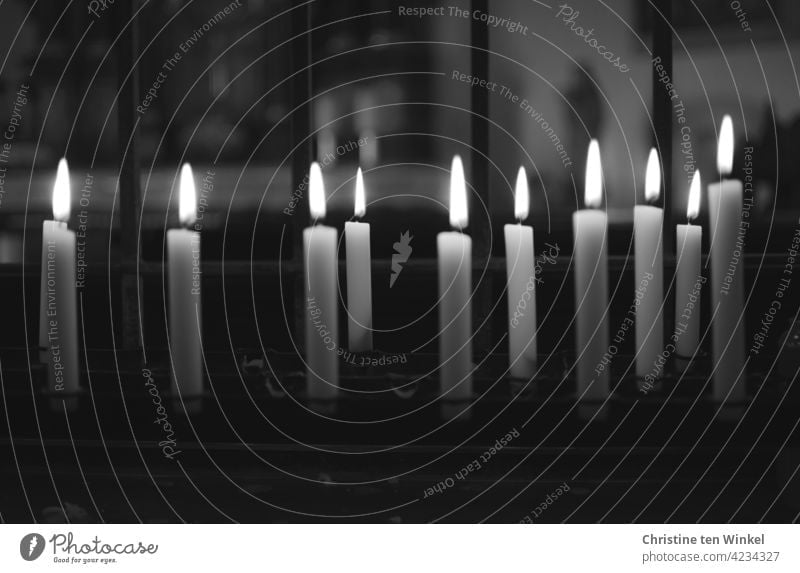 Kerzen in einer Kapelle Kerzenaltar Religion & Glaube Gedenken Trauer Hoffnung Liebe Gebet Kirche Christentum Licht Tod beten erinnern Kerzenschein