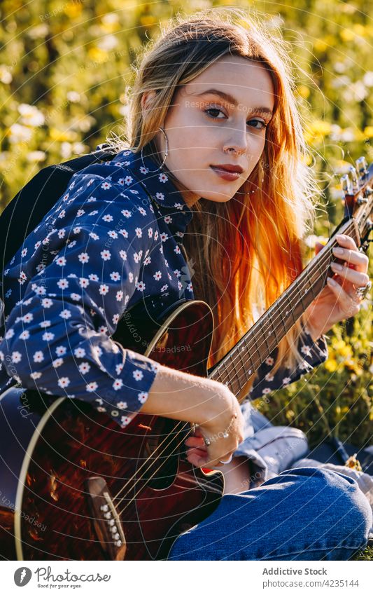 Junge Frau spielt Gitarre in der Natur Sommer Spielen Landschaft schreiben Hipster Musiker Träumer Notebook Sommerzeit nachdenklich Lifestyle romantisch Wiese