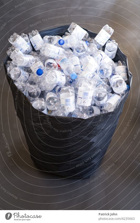 Plastikflaschen im Müllsack Plastikmüll Umweltverschmutzung Kunststoff Recycling Kunststoffverpackung Entsorgung Verpackung Umweltschutz Textfreiraum abholen