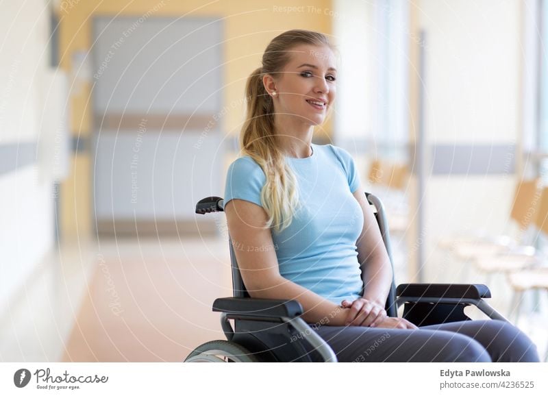 Porträt einer jungen Frau, die in ihrem Rollstuhl sitzt rollstuhl Behinderung körperliche Beeinträchtigung Behinderte Mobilität abstützen Zugänglichkeit Objekt